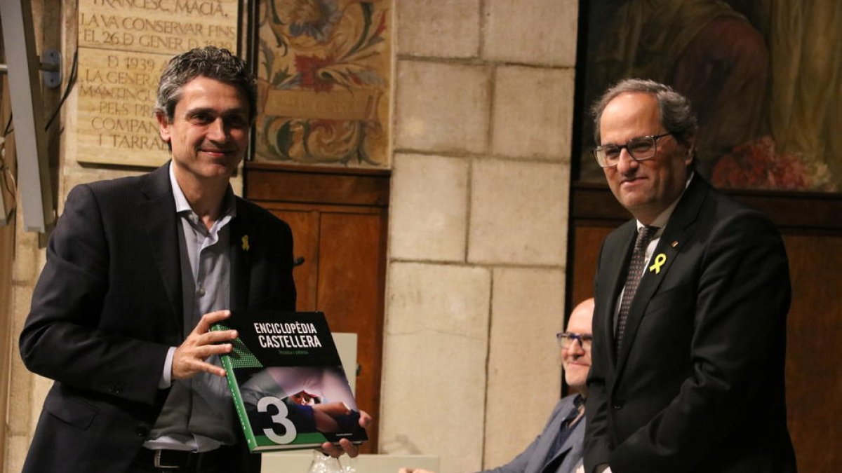 El mundo casteller luce su Enciclopèdia en el Palau de la Generalitat