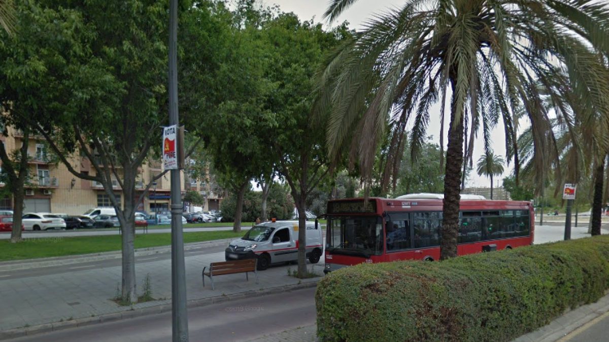 Detingut per abusar sexualment d'una dona mentre esperava el bus a València