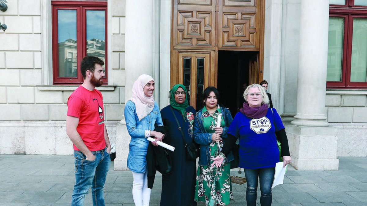 La PAH considera una «tomadura de pelo» el banco de farolillos a pilas