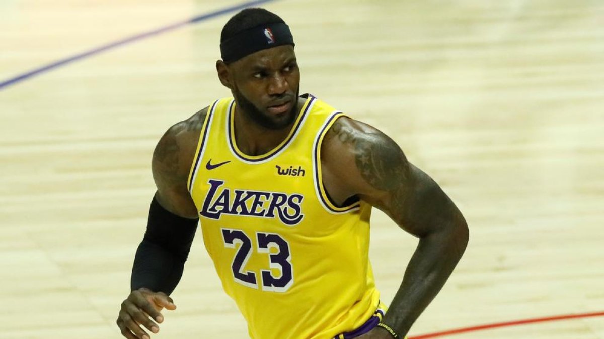 LeBron James, obligat a evacuar casa seva per un greu incendi