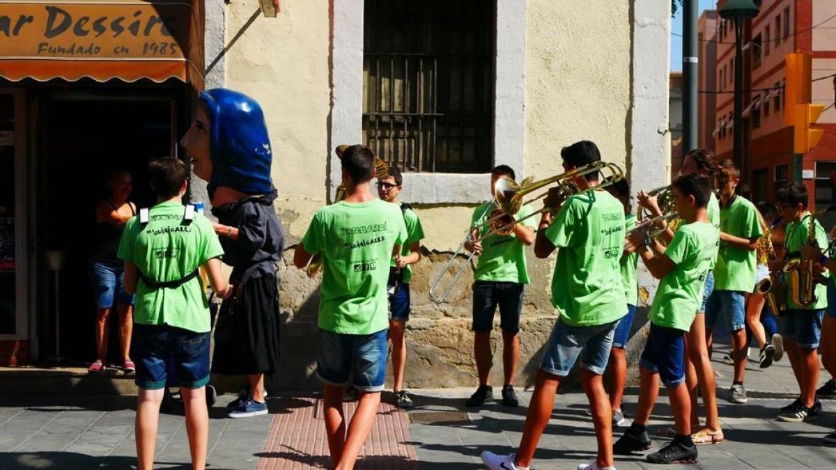 La Zurcidora se pasea por el barrio del Puerto