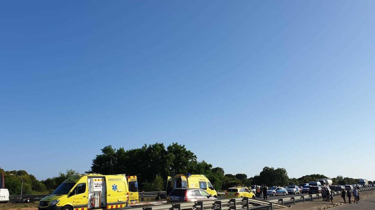 Diversos vehicles implicats en un accident a l'N-340 a Creixell