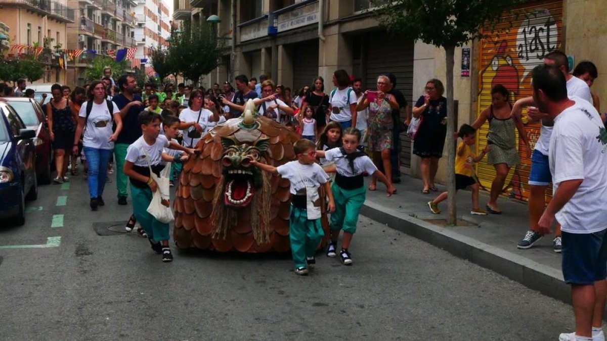 Los más pequeños gaudiexen del protagonismo durante la Despertada de la Cucafera Petita