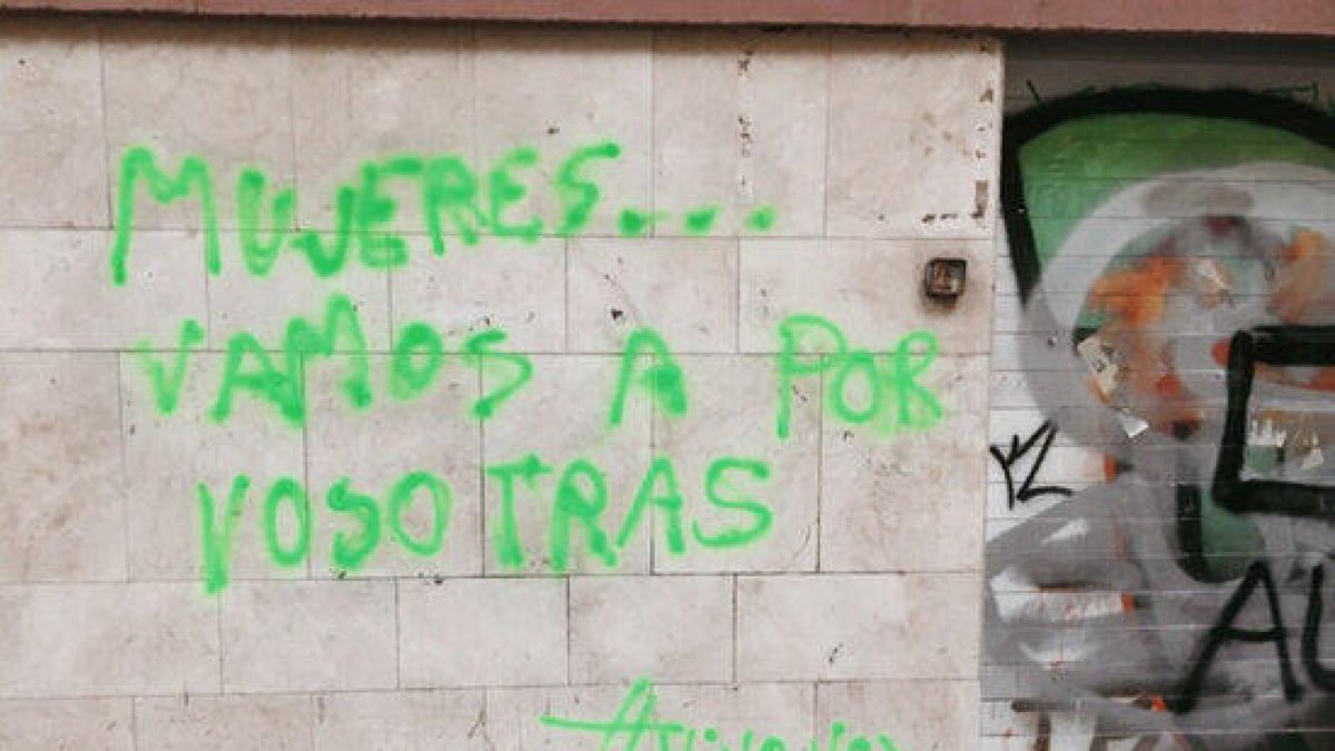 La seu de la CUP apareix amb la pintada «Mujeres, vamos a por vosotras. Viva Vox»