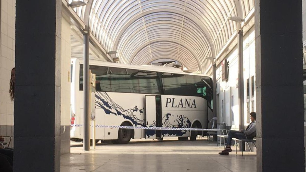 Un autobús xoca contra la façana de l'estació d'autobusos de Valls sense causar ferits