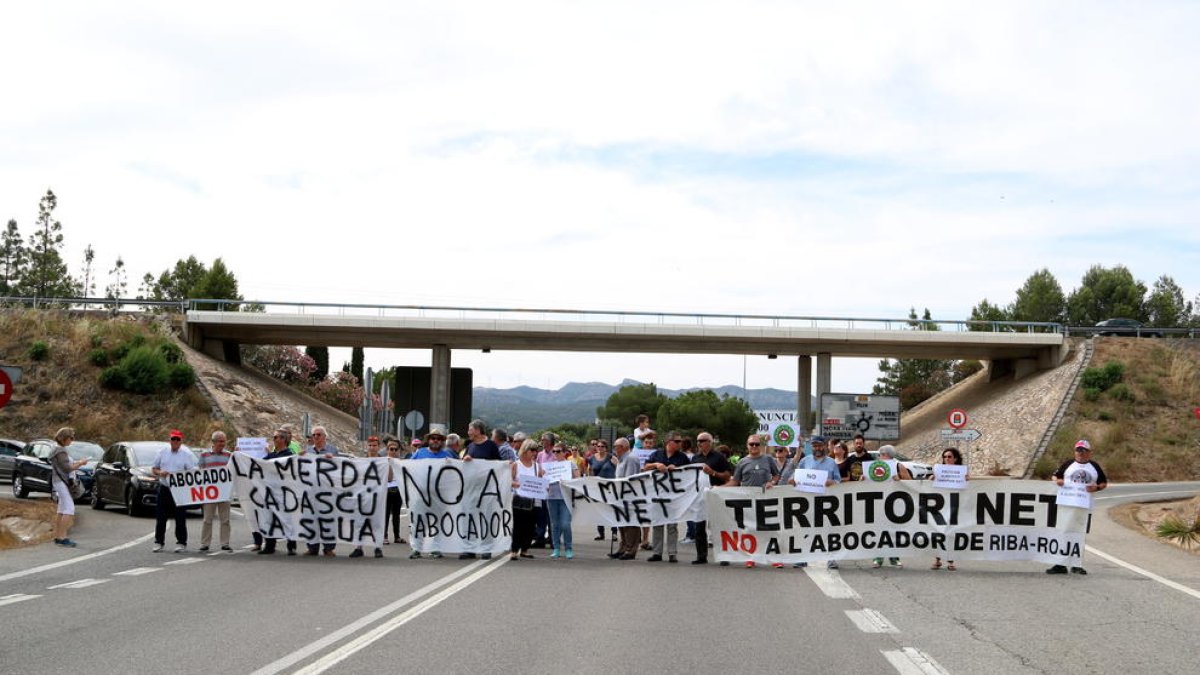 Cerca de un centenar de personas cortan la C-12 en Móra d'Ebre contra el vertedero de residuos de Riba-roja d'Ebre