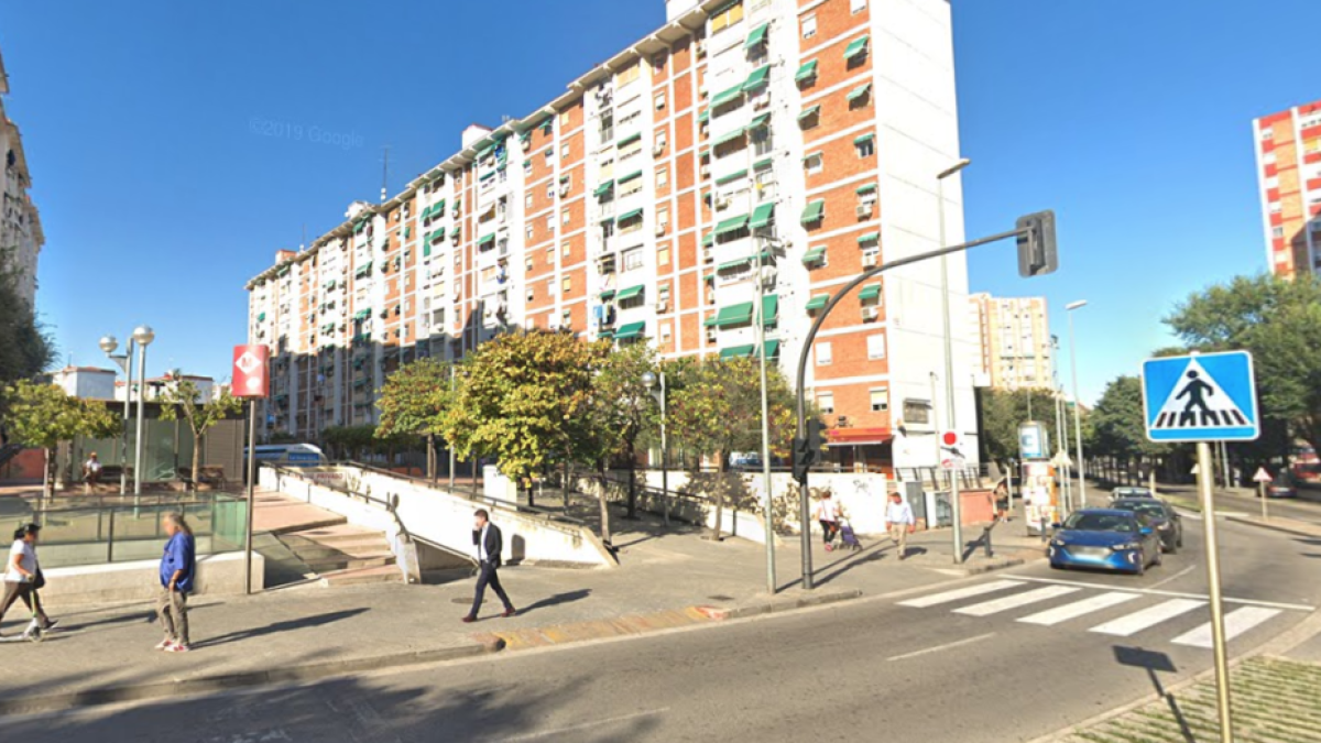 Una dona està en estat crític després que el seu fill l'empenyés pel balcó