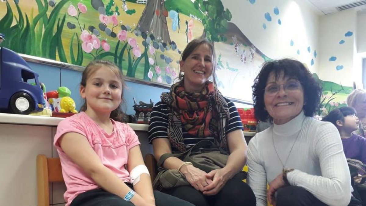 Mans Unides Tarragona visita la planta de pediatria de l'Hospital Joan XXIII