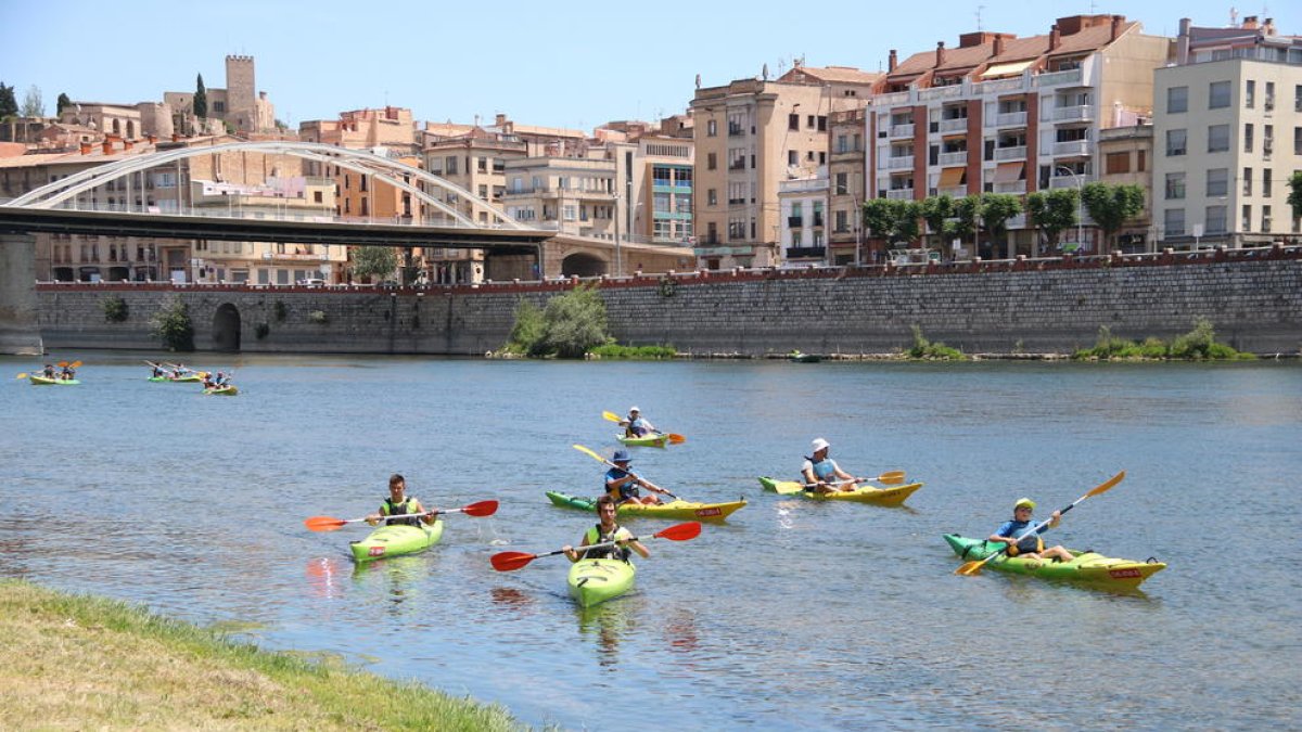 La Piraguada de la PDE denuncia «l'espoli» de l'aigua i la fuga de talent ebrenc