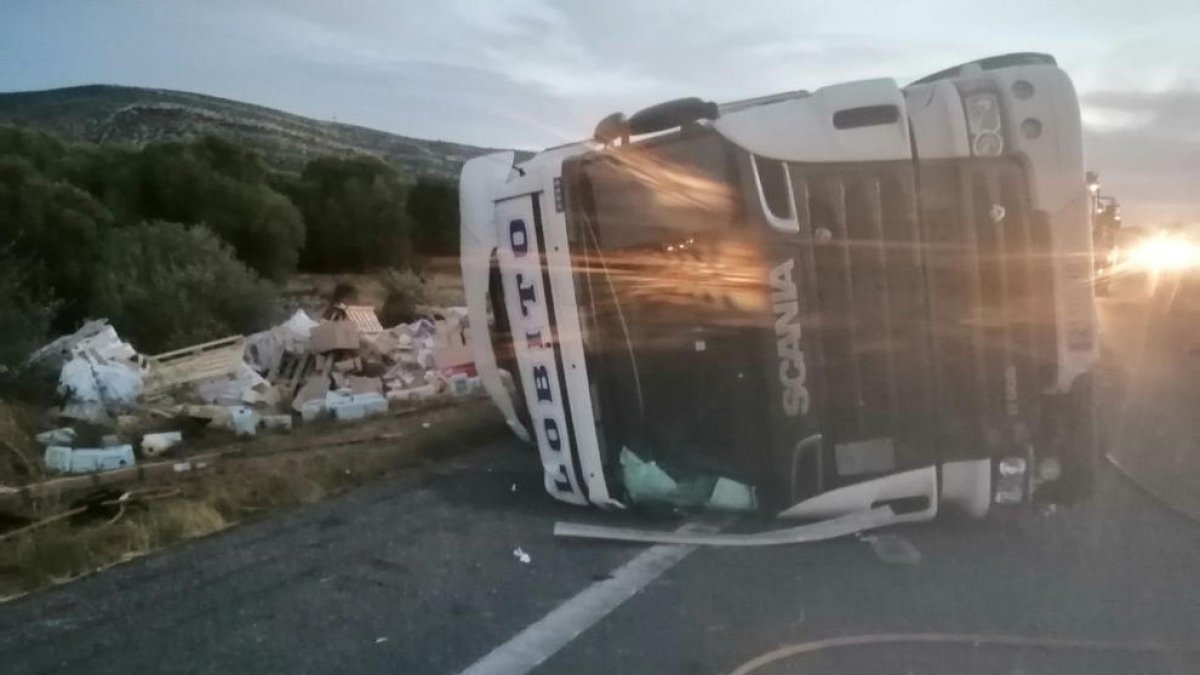 Ferit menys greu el conductor d'un camió que ha bolcat a l'AP-7 a Ulldecona