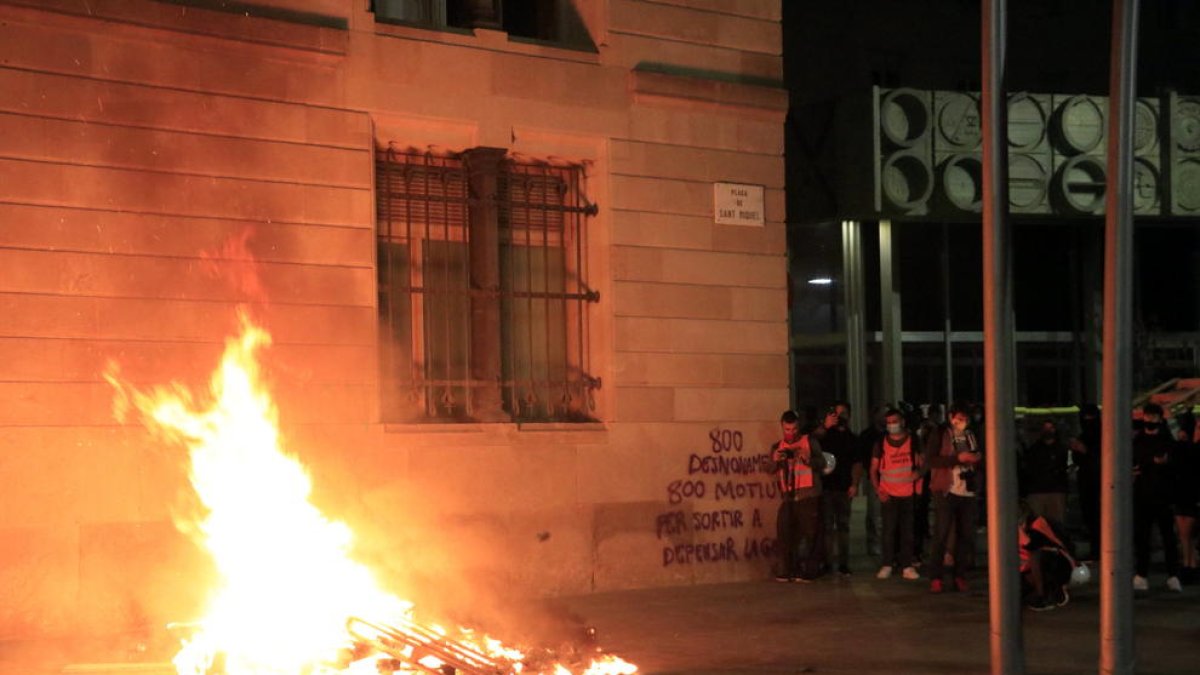 Els Mossos detenen un manifestant en la segona nit d'aldarulls al centre de Barcelona