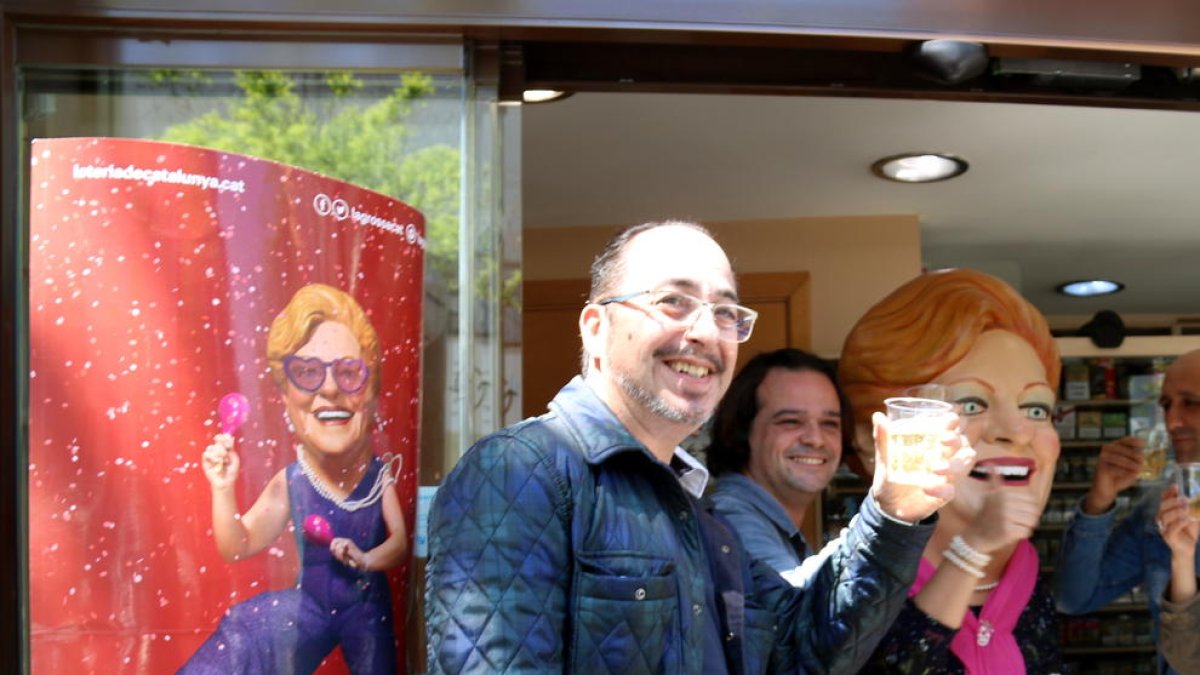 El premio extraordinario de la Grande de Sant Jordi se vende en un estanco del Carmel de Barcelona
