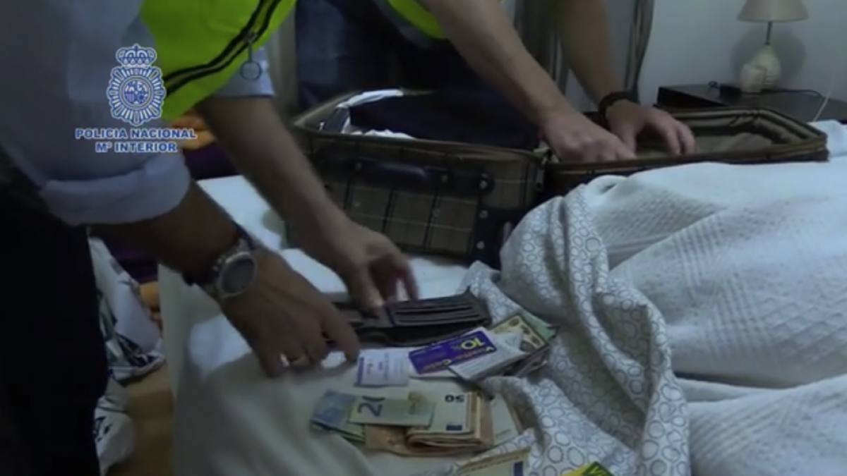 Detienen a tres personas por defraudar más de 300.000 euros con los datos de las tarjetas bancarias de terceros