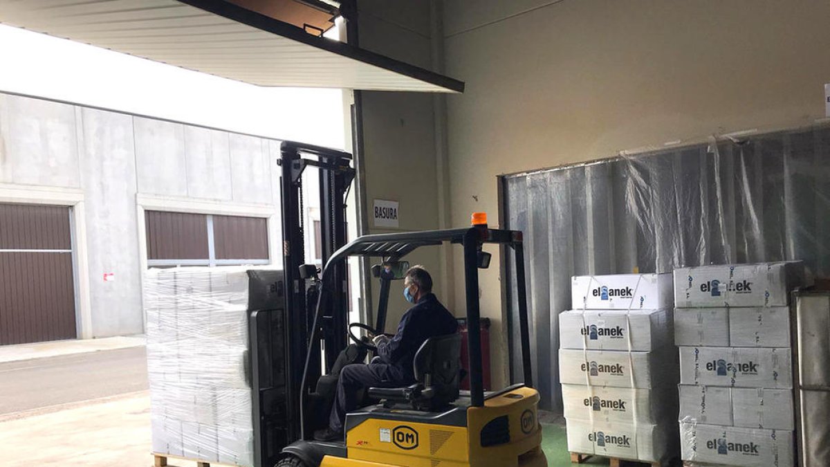 Los afectados para|por ERTO en Cataluña ya superan a las 701.000 personas y más de 95.500 empresas presentan un expediente