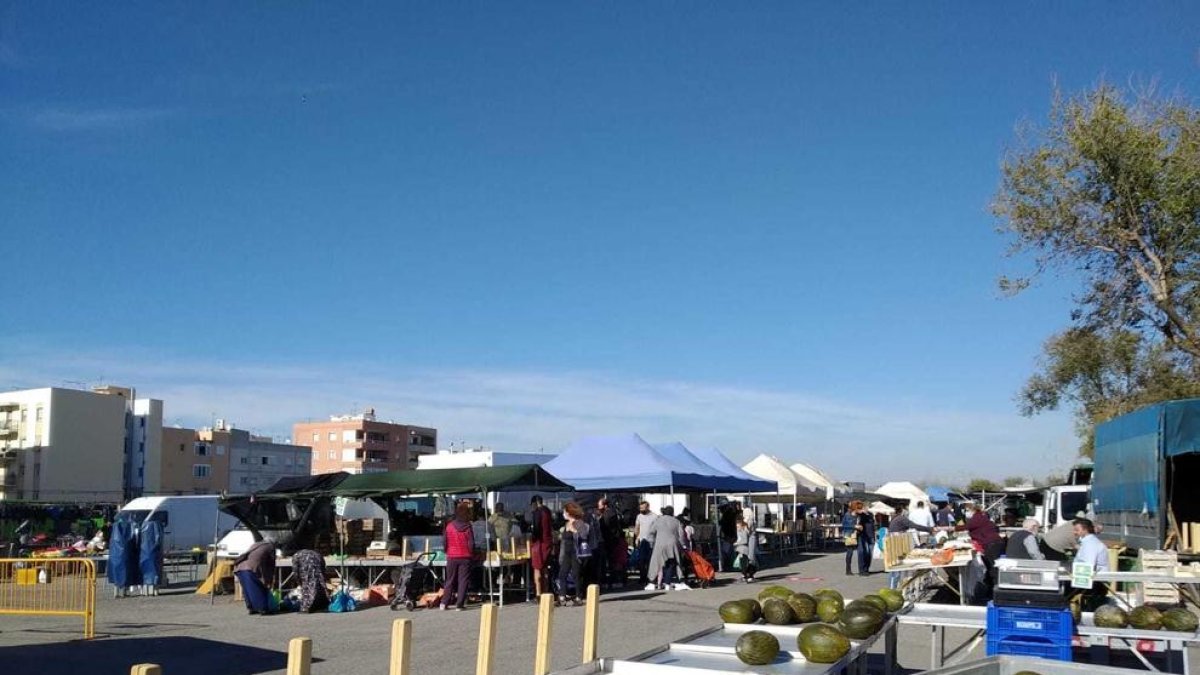 Jornada «desastrosa» al mercadet de Bonavista pel confinament municipal