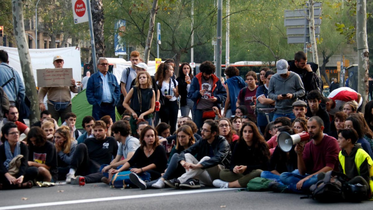 La acampada celebra la primera asamblea y se empieza a organizar para mantener la acción indefinidamente