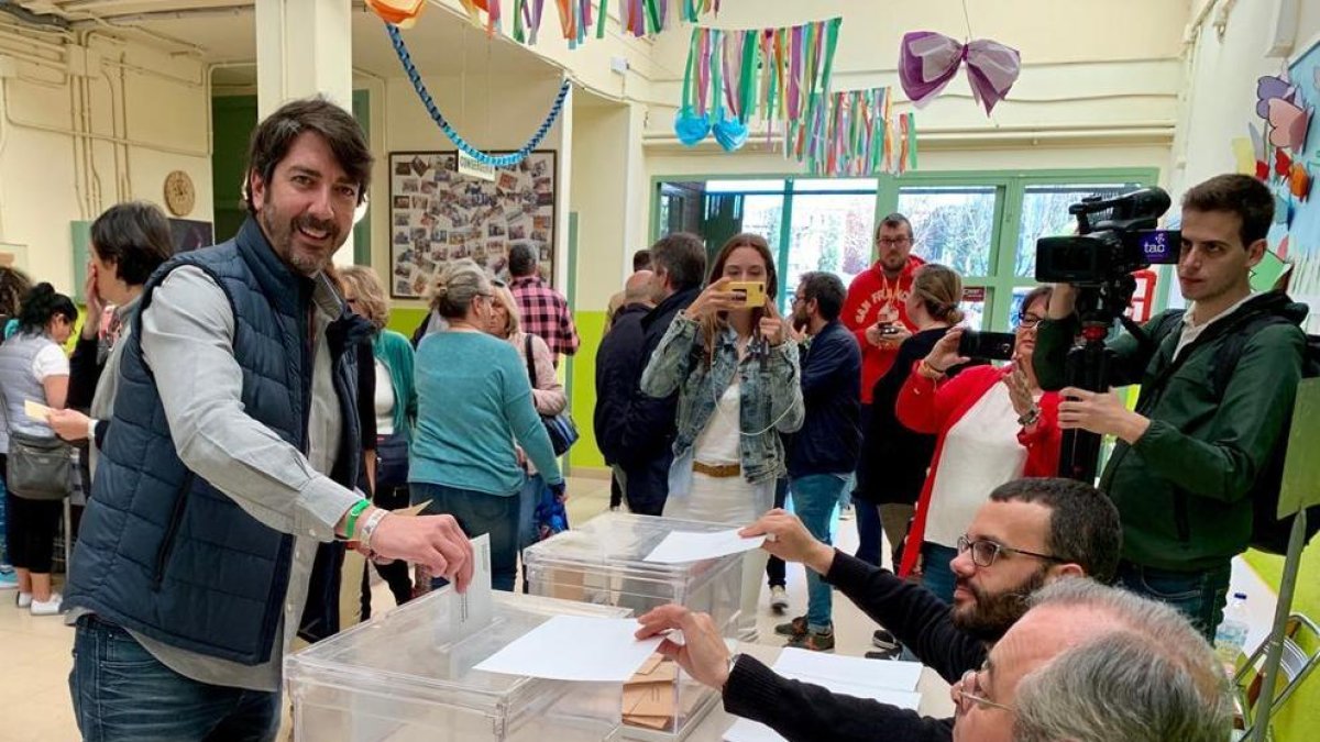 Sergio del Campo ejerciendo su derecho al voto.