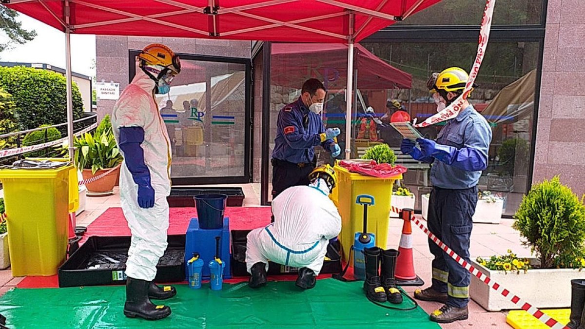 USOC demanda la conselleria de Salud y CatSalut por la falta de EPI y test a los residencias