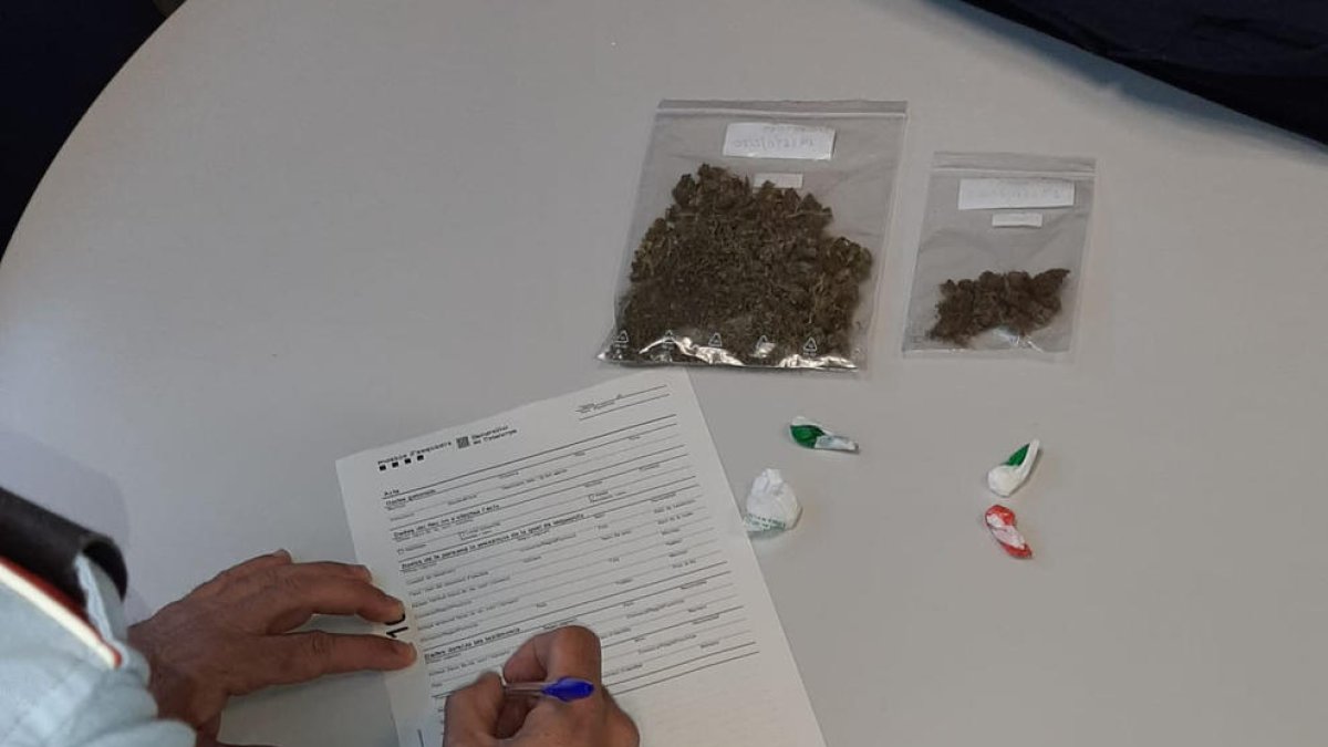 Lo paran en un control policial y lo acaban deteniendo por tráfico de drogas