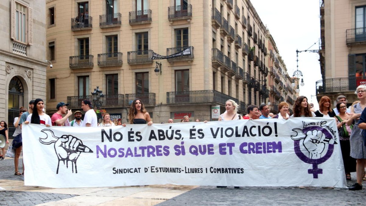 Tres detinguts per agredir sexualment i gravar una dona a Barcelona