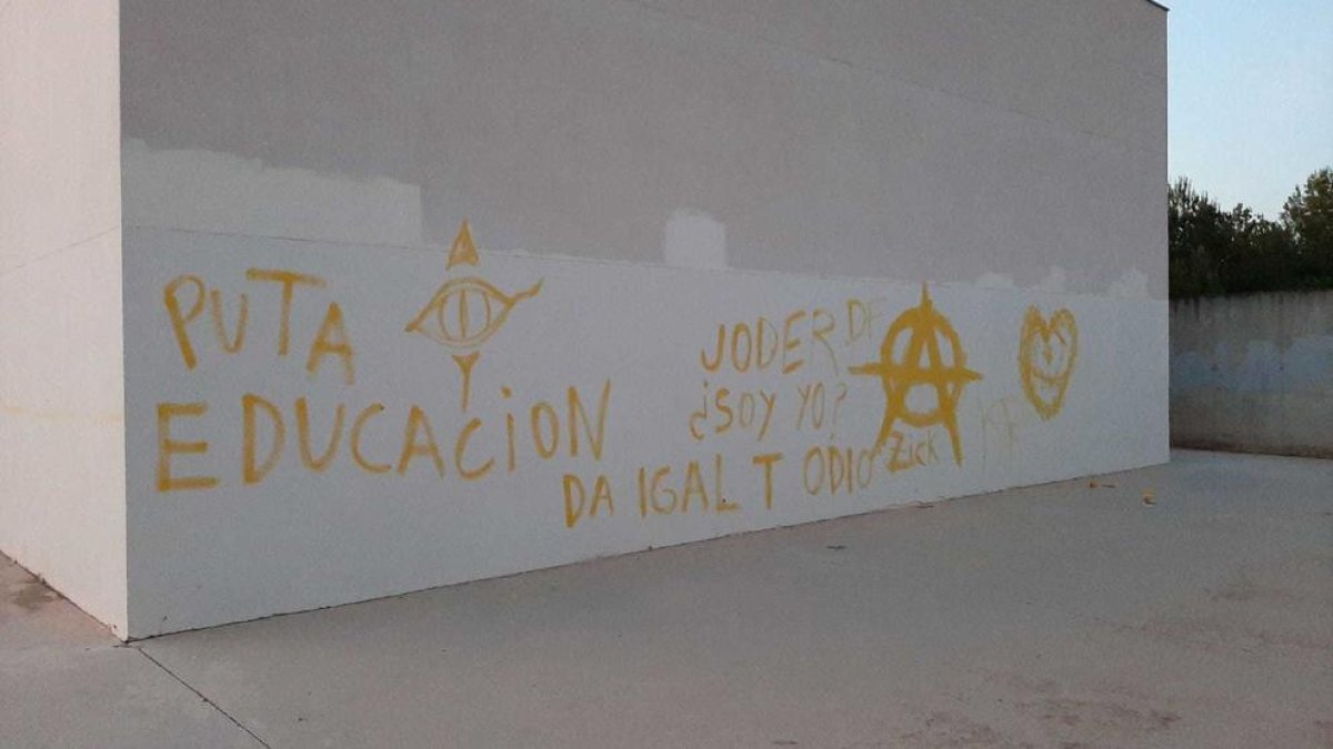 Aparecen pintadas vandálicas a l'IES Torredembarra