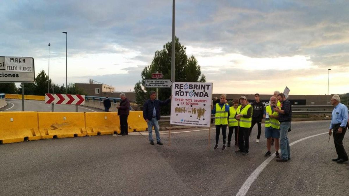 Tallada la rotonda de Torredembarra per una protesta