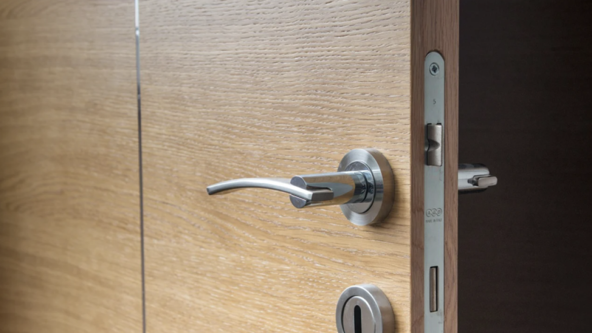 Dissenyen un sistema per obrir portes sense tocar les manilles del pany