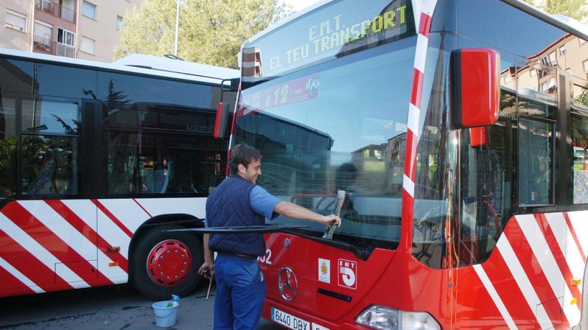 El EMT estudia aplicar la gratuidad del autobús municipal hasta los 18 años