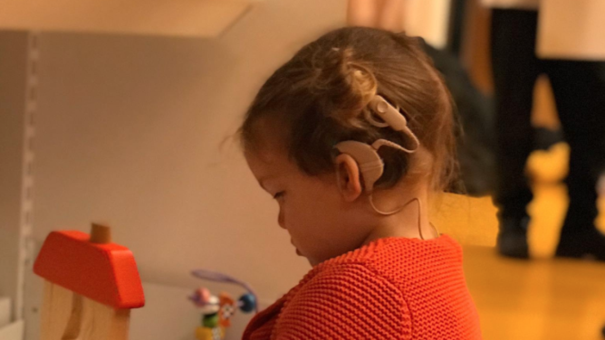 Un padre pide ayuda a través de Twitter para localizar los implantes cocleares de su hija