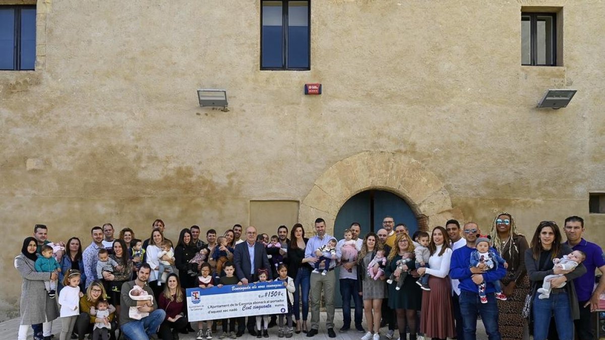 La Canonja entrega las ayudas por nacimiento o adopción a los nuevos canongins