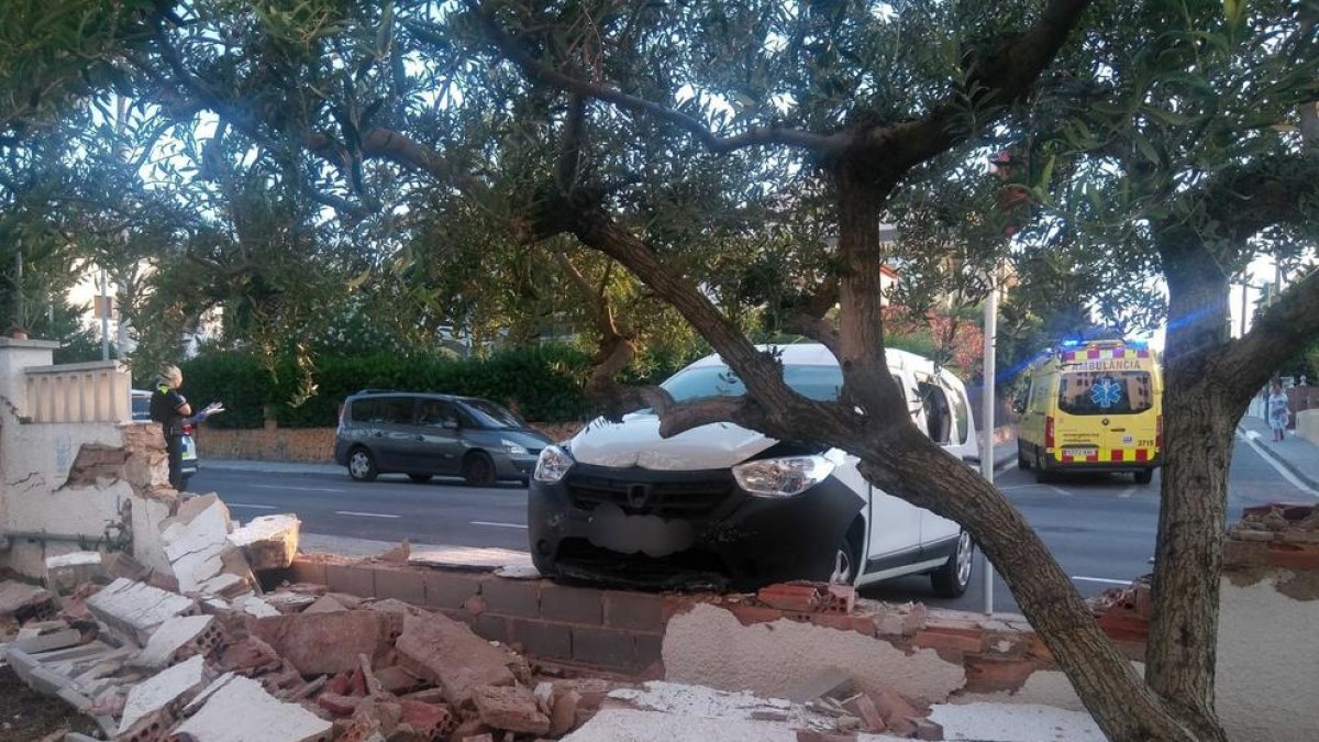 Un vehicle es desfrena i topa contra un mur a Torredembarra
