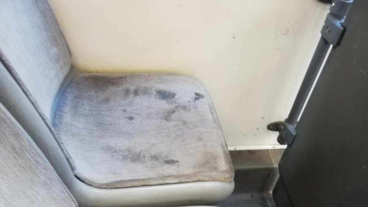 Un usuario de la L22 denuncia la suciedad en los asientos del autobús