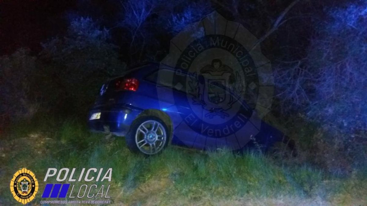 Un cotxe pateix una sortida de via al Vendrell