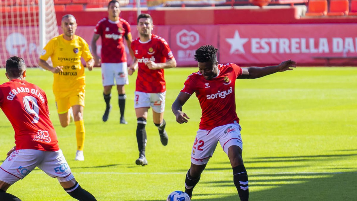 Toni Seligrat sigue buscando la pieza que mejor encaje en la banda izquierda