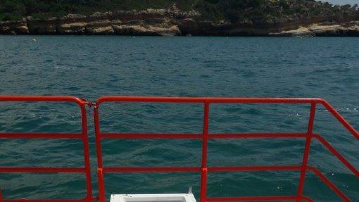 Encuentran una nevera flotando en la costa tarraconense