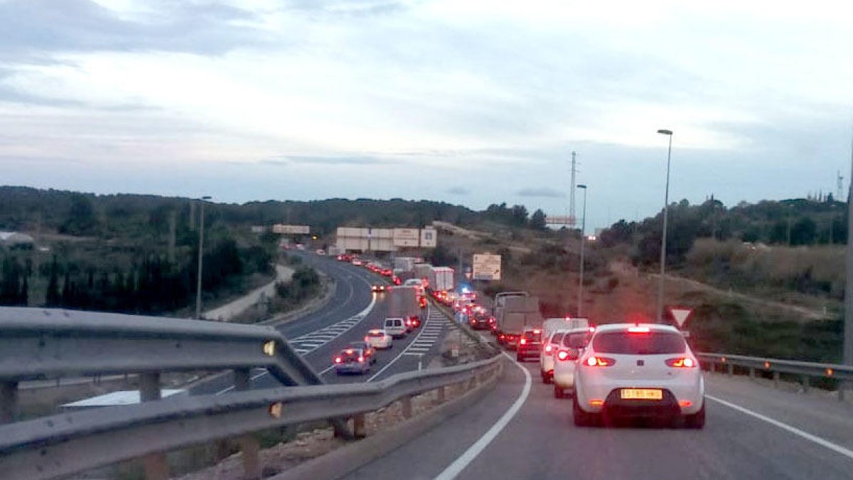 Topada sense ferits a la sortida de la rotonda de l'N-340 a Torredembarra