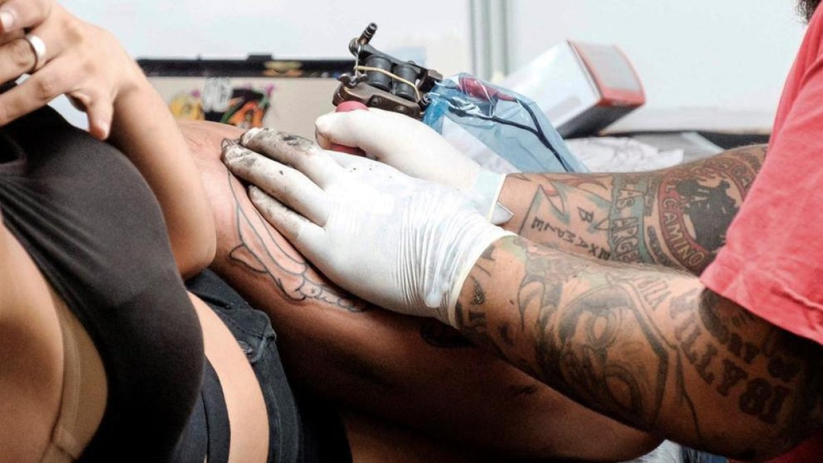 Sanitarios de toda España se harán gratis el tatuaje de un estudio de Zamora