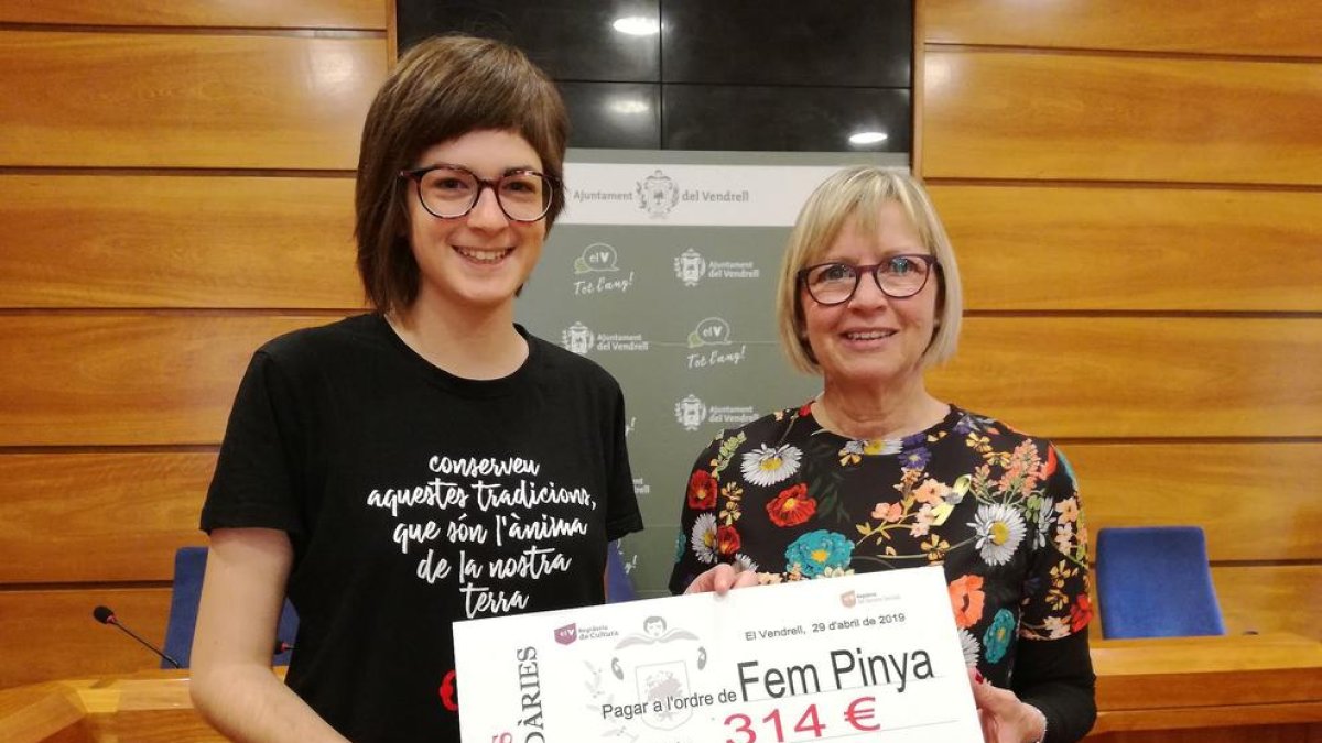 Les roses de ceràmica solidàries recapten 314 euros pel projecte Fem Pinya!