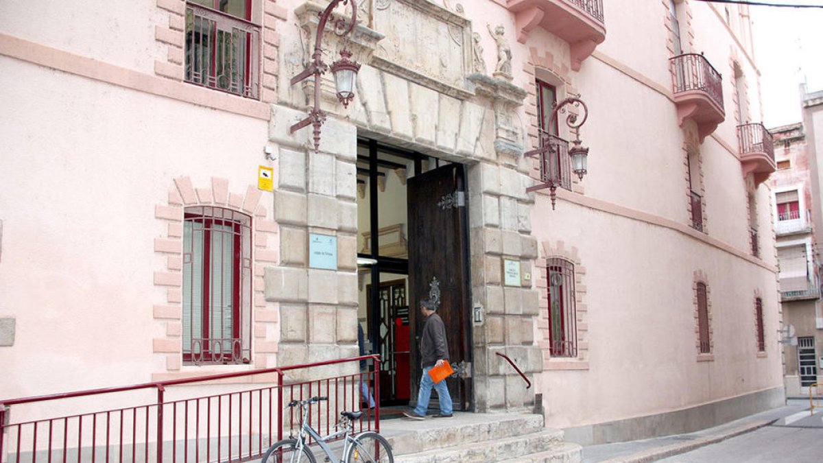 A juicio para tocar el culo a una mujer desde el coche en Sant Carles de la Ràpita