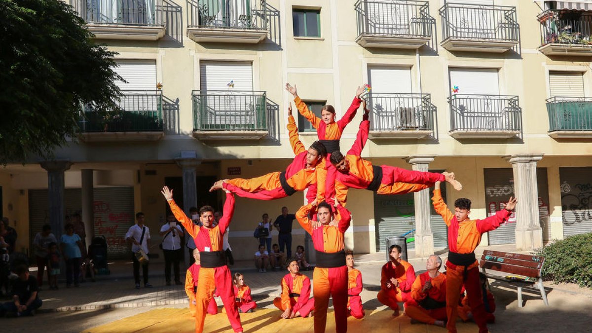 La Nova Moixiganga cautiva al público con acrobacias y equilibrismo
