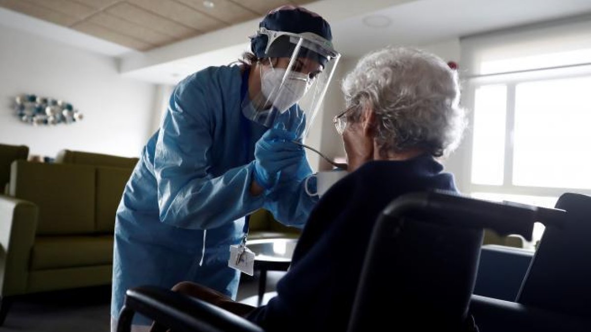 Prohibeixen les visites a 44 residències de Madrid per nous casos de Covid-19
