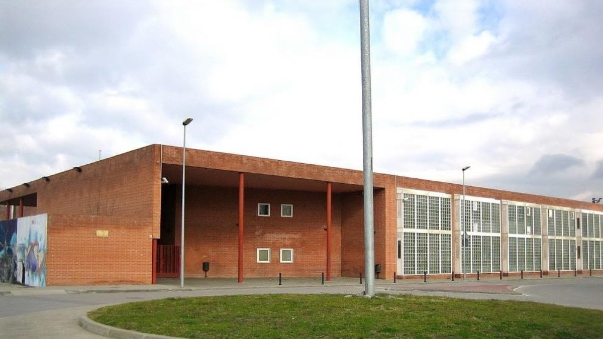 El contagi a un bus escolar obliga confinar 19 dels 20 grups de l'Institut de Roda de Ter
