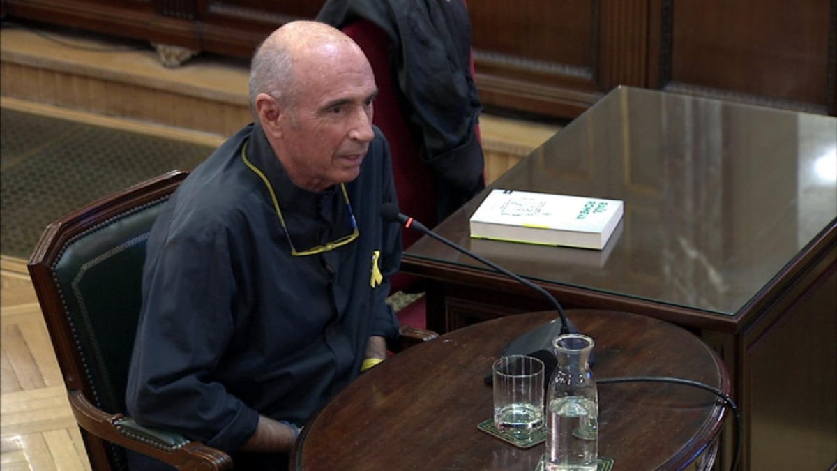 Llach reconeix que va aconsellar als 'Jordis' pujar als cotxes de la Guàrdia Civil per desconvocar el 20-S