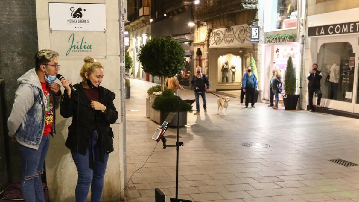 «Hi ha molts artistes que volen tocar al carrer però no ho fan per por»