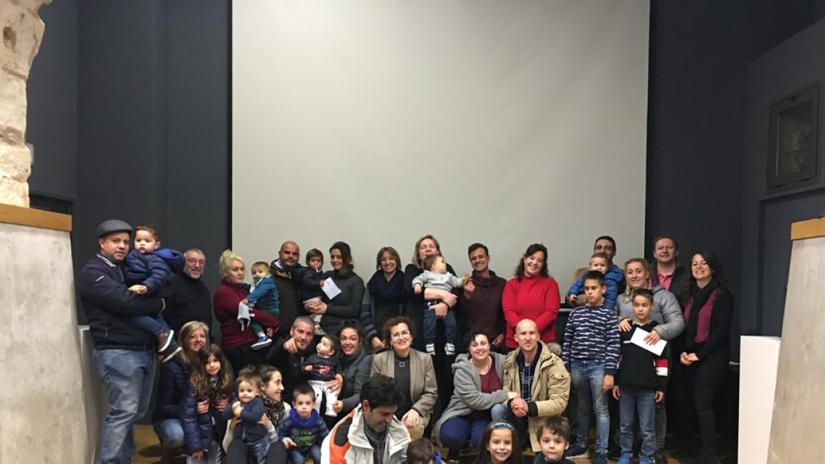 El Ayuntamiento de la Episcopal ha entregado 11 'Cheques Bebé' a las familias bisbalenques que tuvieron o adoptaron a un niño durante el 2018