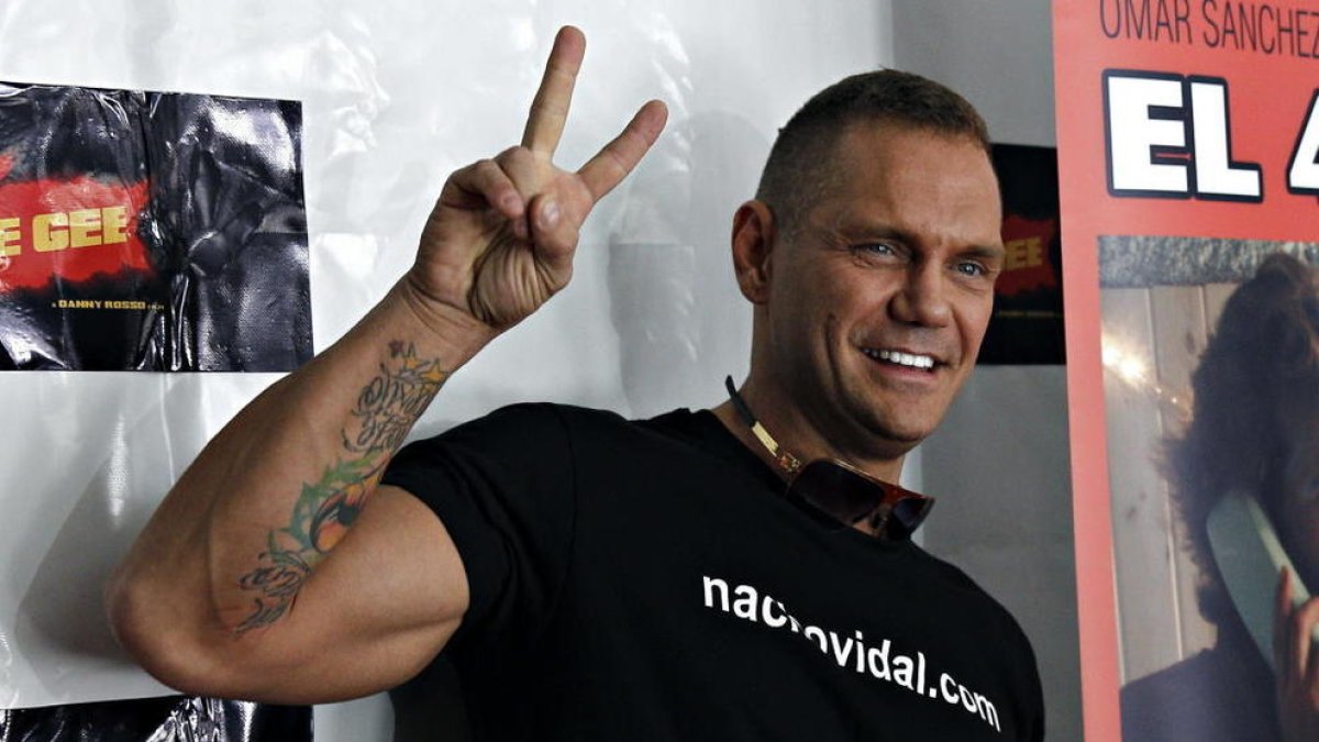 Nacho Vidal graba un vídeo pornográfico en una tumba del cementerio de la localidad donde reside