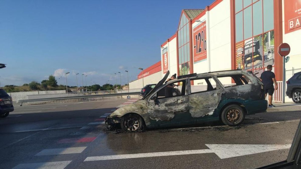 Crema completament un vehicle a les Gavarres