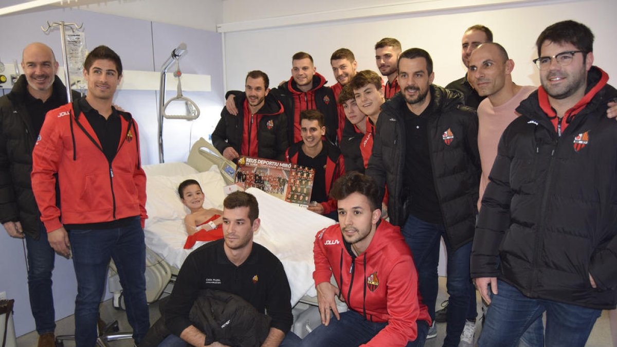 Jugadores del Reus d'Hoquei visitan el Hospital Sant Joan