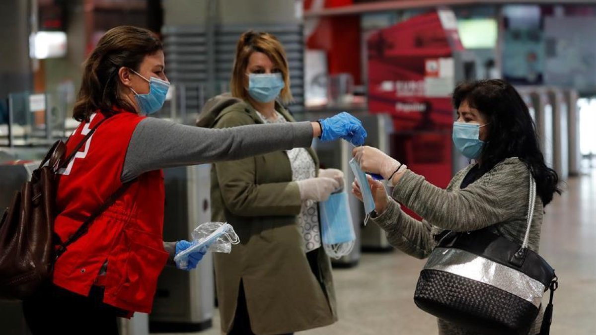 El govern espanyol comença comença a repartir 14,5 milions de mascaretes