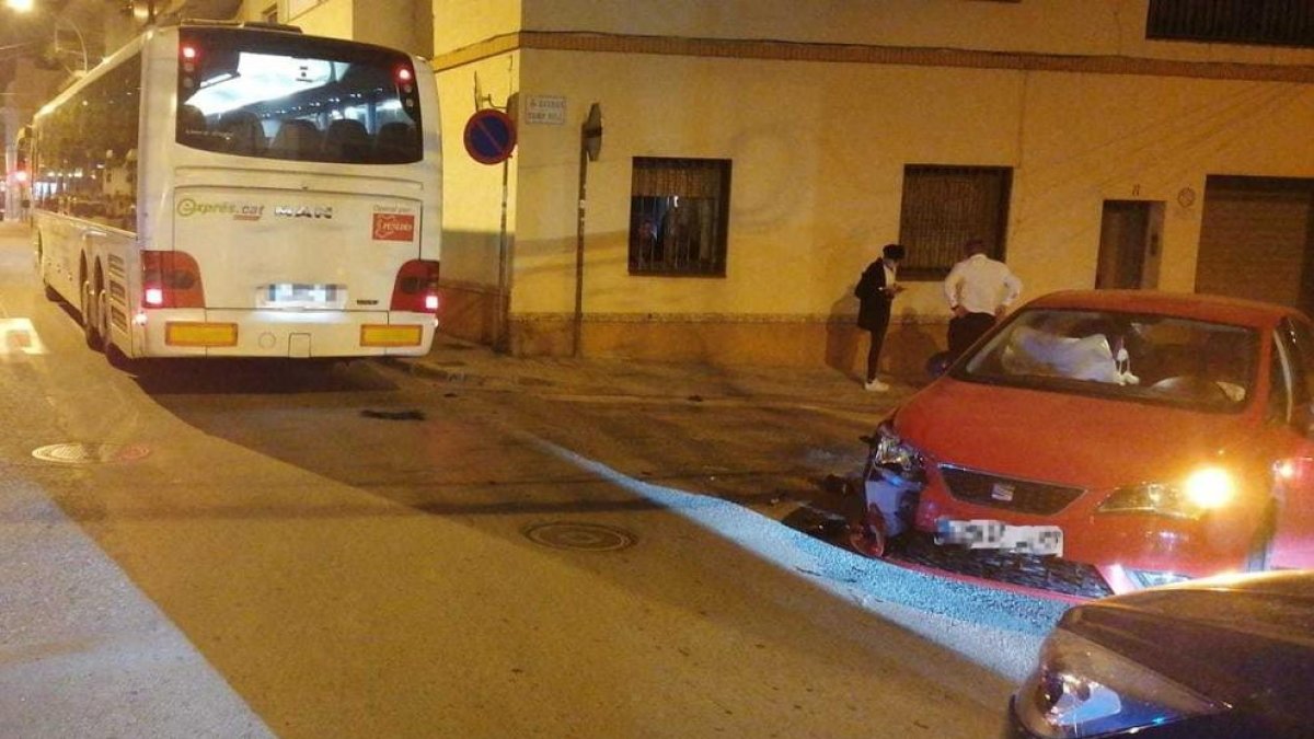 Accident de trànsit entre un turisme i un autobús ahir al vespre a Torredembarra